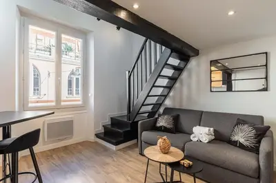 Coin salon dans l'établissement 3 LEGOF - Charmant appartement 4 couchages centre Cannes