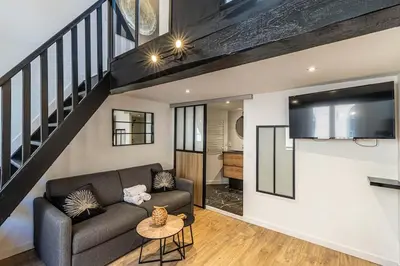 Télévision ou salle de divertissement dans l'établissement 3 LEGOF - Charmant appartement 4 couchages centre Cannes