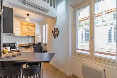Cuisine ou kitchenette dans l'établissement 3 LEGOF - Charmant appartement 4 couchages centre Cannes