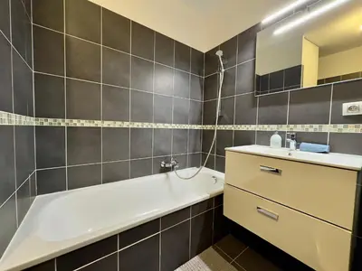 Salle de bains dans l'établissement Cannes Maria SCLS - Wifi, Parking, Spacieux