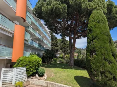 Jardin de l'établissement Cannes Isola Bella entre mer et montagne