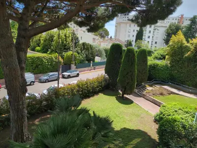 Jardin de l'établissement Cannes Isola Bella entre mer et montagne