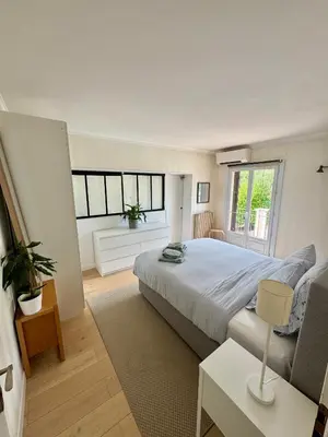 Un ou plusieurs lits dans un hébergement de l'établissement Charming Villa with big pool and AC in Antibes