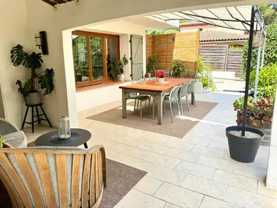 Terrasse ou espace extérieur de l'établissement Charming Villa with big pool and AC in Antibes