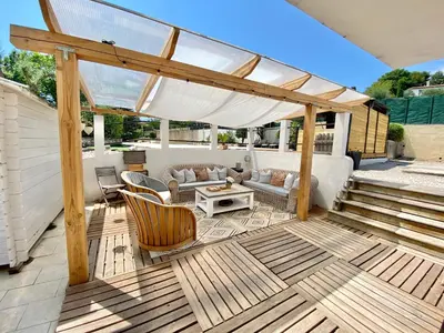 Balcon ou terrasse dans l'établissement Charming Villa with big pool and AC in Antibes