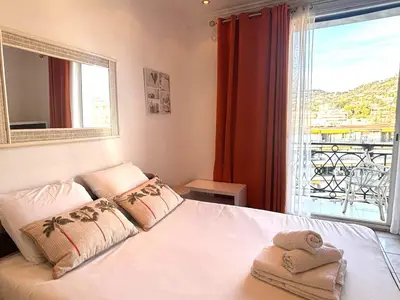 Un ou plusieurs lits dans un hébergement de l'établissement Palais Miramar - Suite White Jardin - 20m Plage