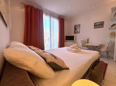 Un ou plusieurs lits dans un hébergement de l'établissement Palais Miramar - Suite White Jardin - 20m Plage