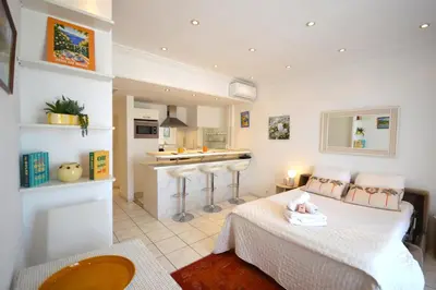Cuisine ou kitchenette dans l'établissement Palais Miramar - Suite White Jardin - 20m Plage