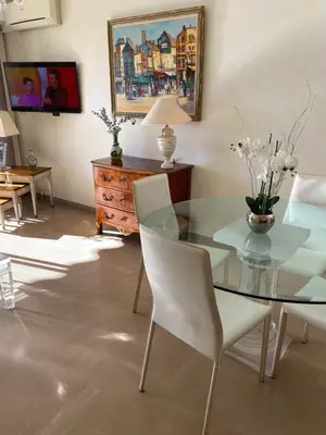 Télévision ou salle de divertissement dans l'établissement Les Pervenches
