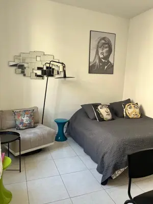 Coin salon dans l'établissement Studio au cœur de Cannes