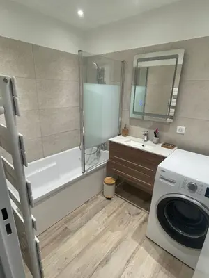 Salle de bains dans l'établissement Superbe 3 pièces épurée de 65 m2, refait à Neuf, dans residence calme, climatisé, place de parking privée, à 800 m de la plage