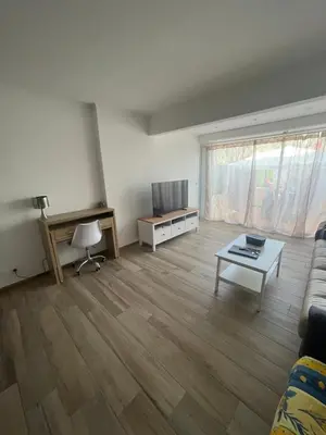 Télévision ou salle de divertissement dans l'établissement Superbe 3 pièces épurée de 65 m2, refait à Neuf, dans residence calme, climatisé, place de parking privée, à 800 m de la plage