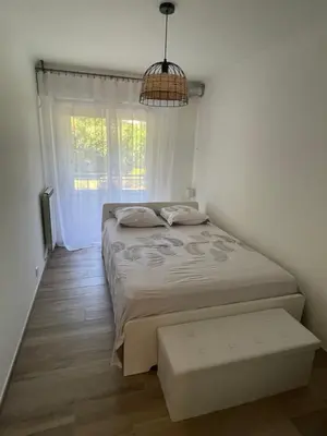 Un ou plusieurs lits dans un hébergement de l'établissement Superbe 3 pièces épurée de 65 m2, refait à Neuf, dans residence calme, climatisé, place de parking privée, à 800 m de la plage