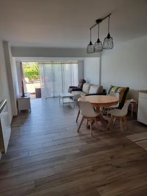 Coin salon dans l'établissement Superbe 3 pièces épurée de 65 m2, refait à Neuf, dans residence calme, climatisé, place de parking privée, à 800 m de la plage