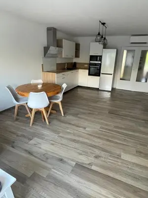Cuisine ou kitchenette dans l'établissement Superbe 3 pièces épurée de 65 m2, refait à Neuf, dans residence calme, climatisé, place de parking privée, à 800 m de la plage