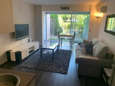 Télévision ou salle de divertissement dans l'établissement magnifique studio à 2 mn de la mer