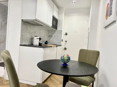 Cuisine ou kitchenette dans l'établissement Moderne Studio BALCON, rue D'ANTIBES- HYPER CENTRE A0B191