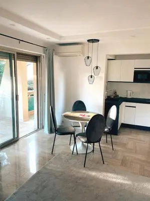 Coin salon dans l'établissement 2 bedroom apartament close to the beach