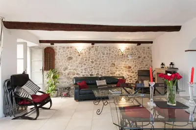 Coin salon dans l'établissement A8 -Staywiz us - 2 BDR Duplex Remparts Heart of Old Antibes