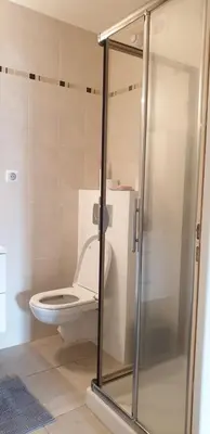 Salle de bains dans l'établissement Studio Meublé-Juan Pins-Logt2