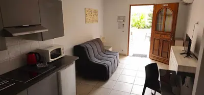 Cuisine ou kitchenette dans l'établissement Studio Meublé-Juan Pins-Logt2