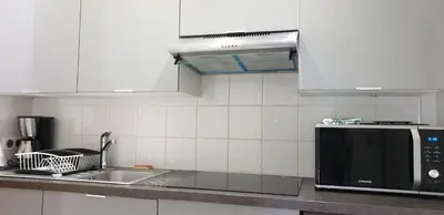 Cuisine ou kitchenette dans l'établissement Studio Meublé-Juan Pins-Logt2