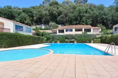 Piscine de l'établissement Studio Cocoon Hut ou située à proximité