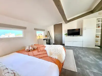 Télévision ou salle de divertissement dans l'établissement Appartements climatisés - Vieil Antibes
