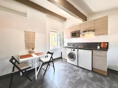 Cuisine ou kitchenette dans l'établissement Appartements climatisés - Vieil Antibes
