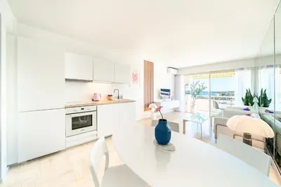 Cuisine ou kitchenette dans l'établissement T3 luxe - vue mer panoramique - Marina baie des anges