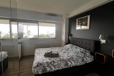 Un ou plusieurs lits dans un hébergement de l'établissement Confortable offrant une vue imprenable sur la mer