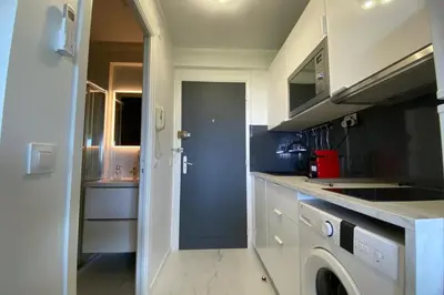 Cuisine ou kitchenette dans l'établissement Confortable offrant une vue imprenable sur la mer