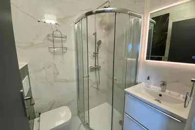 Salle de bains dans l'établissement Confortable offrant une vue imprenable sur la mer