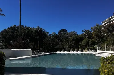 Piscine de l'établissement Confortable offrant une vue imprenable sur la mer ou située à proximité