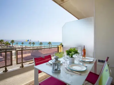 Vue générale sur la mer ou vue sur la mer prise depuis l'appartement