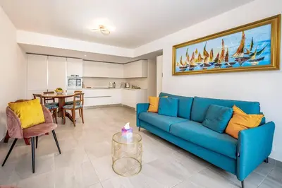 Coin salon dans l'établissement Juan Les Pins Two Bed Apt Beach Access