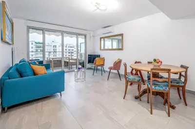 Coin salon dans l'établissement Juan Les Pins Two Bed Apt Beach Access