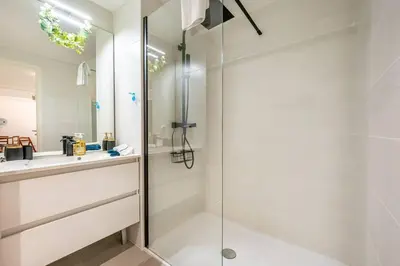 Salle de bains dans l'établissement Juan Les Pins Two Bed Apt Beach Access