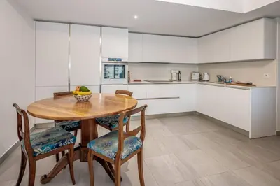 Cuisine ou kitchenette dans l'établissement Juan Les Pins Two Bed Apt Beach Access