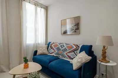 Coin salon dans l'établissement Cozy renovated apartment - 1BR4p - Hyper Center