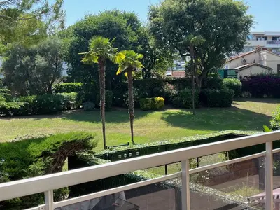 Jardin de l'établissement Superbe résidence avec piscine et tennis