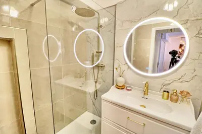 Salle de bains dans l'établissement Ref FLEUR - Palmes d'Or Properties