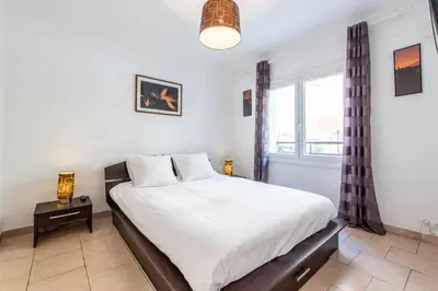 Un ou plusieurs lits dans un hébergement de l'établissement Cannes Branly :2BDR Apartment