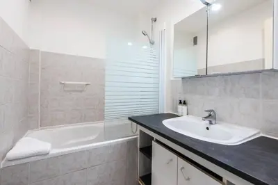 Salle de bains dans l'établissement Cannes Branly :2BDR Apartment