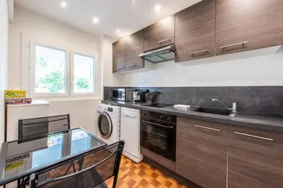 Cuisine ou kitchenette dans l'établissement Cannes Branly :2BDR Apartment