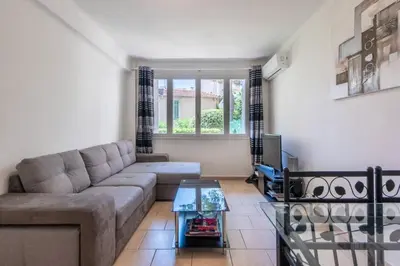 Coin salon dans l'établissement Cannes Branly :2BDR Apartment