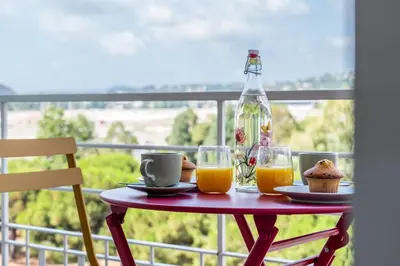 Boissons dans l'établissement Bright cocoon with sea views