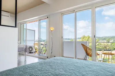 Balcon ou terrasse dans l'établissement Bright cocoon with sea views