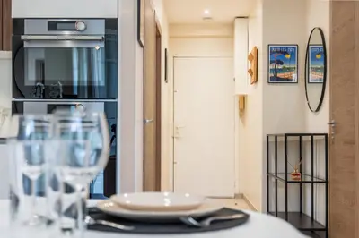Télévision ou salle de divertissement dans l'établissement Garden-level apartment 10-min on foot to City Center