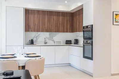 Cuisine ou kitchenette dans l'établissement Garden-level apartment 10-min on foot to City Center